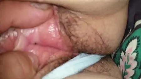 Un uomo tocca la vagina vergine di una ragazza con le dita