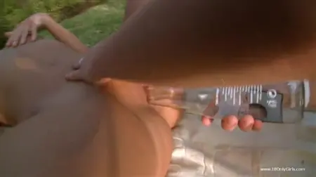 Lattine russe si scopano a vicenda con una bottiglia in una figa alla periferia della città