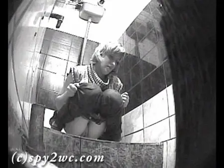 Una telecamera nascosta nel bagno di una discoteca spara come le donne trafitte