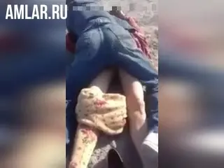 Il tajik scopa una ragazza in montagna e un amico la toglie